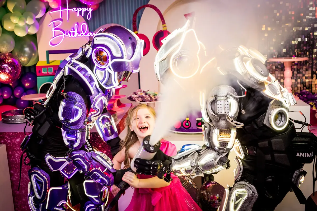 Robôs futuristas AnimeFest em evento